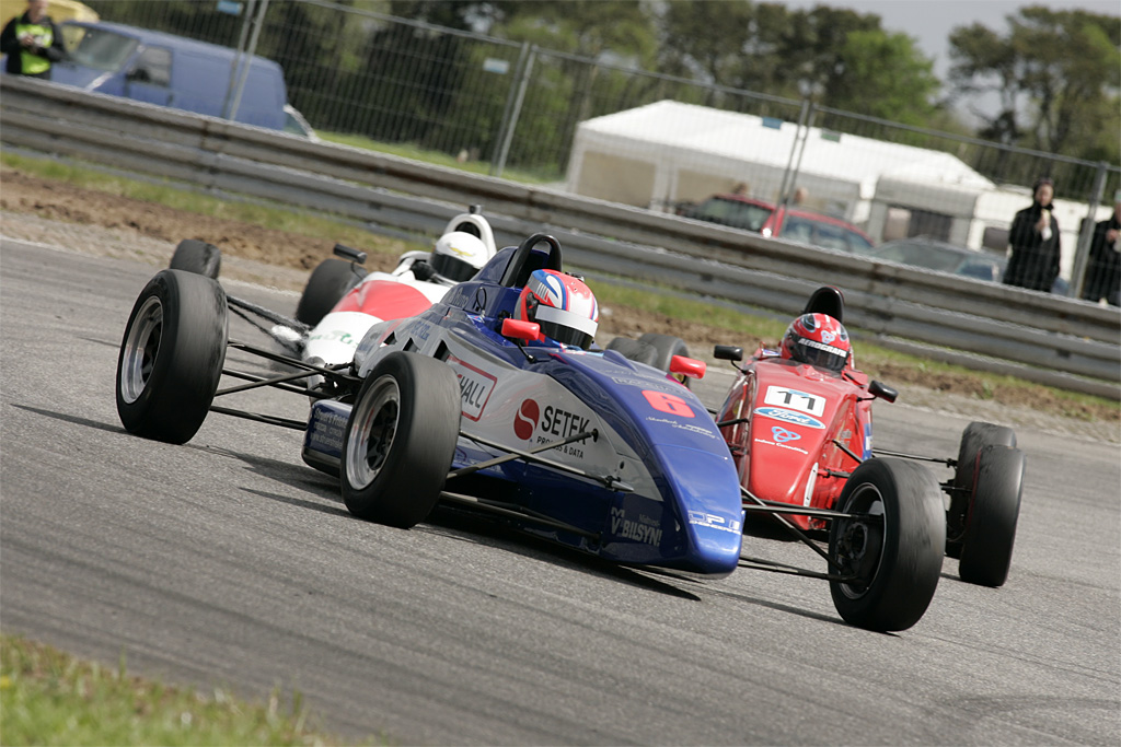 Morten Dons indtager andenpladsen i kampen om den danske Formel Ford-titel
(Foto: Henning Smed / <A HREF=http://www.danskerbiler.dk/danskerchassiser/index.php TARGET=blank >DanskerBiler.dk</A>)